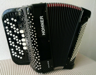 Hohner Nova III 96 B-Griff schwarz Knopf-Akkordeon 